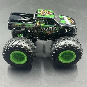 HOT WHEELS MONSTER TRUCKS SKELETON CREW BLACK & GREEN 1:64 DIECAST 3 3/4" TRUCK